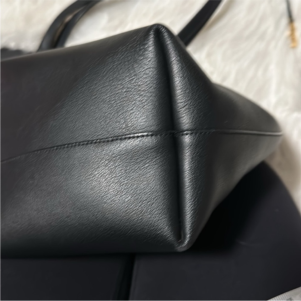 Yves Saint Laurent Black Leather Tote Bag with Sleek Design - Picture 7 of 15